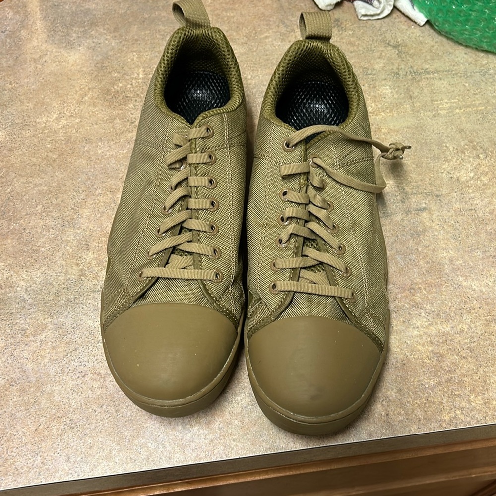 Army green men’s sneaker